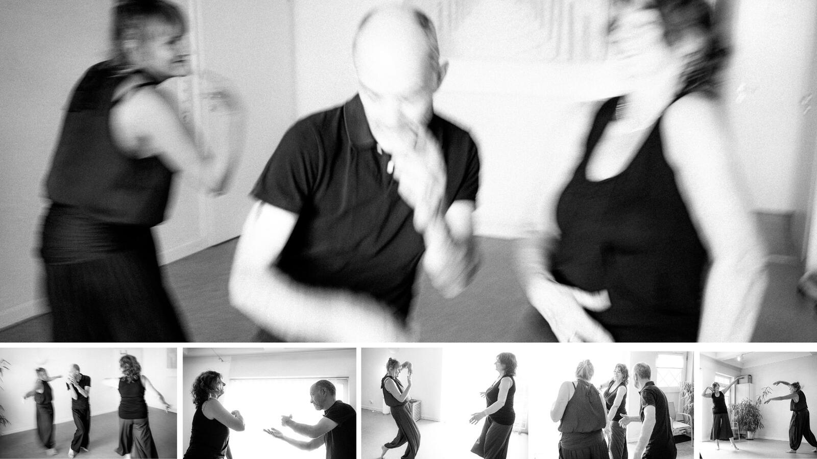 Tanzende Menschen in einer Gruppe beim
         Emotional Dance Process